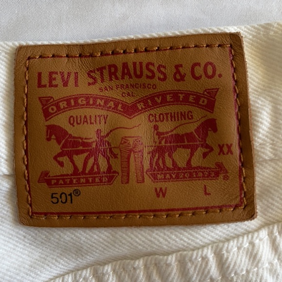 White Levi’s shorts - Picture 3 of 4